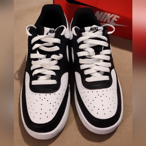 NWT! Nike Women's Black and White Sneakers- Sz 8.5 - Picture 4 of 11